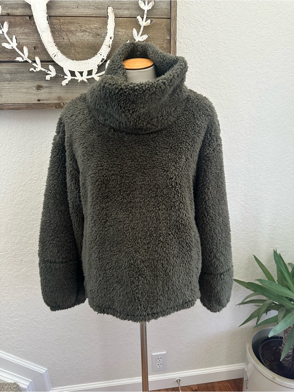 Lululemon Warm Restore Cozy Olive Green Turtleneck‎ Sherpa Pullover M/L